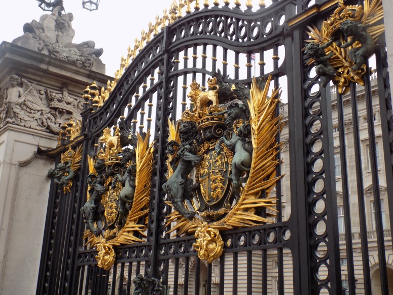 buckingham-palace-gates